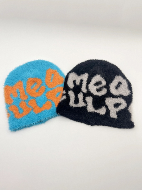 Gorro Beanie de felpa con estampado de letras en contraste de colores-1